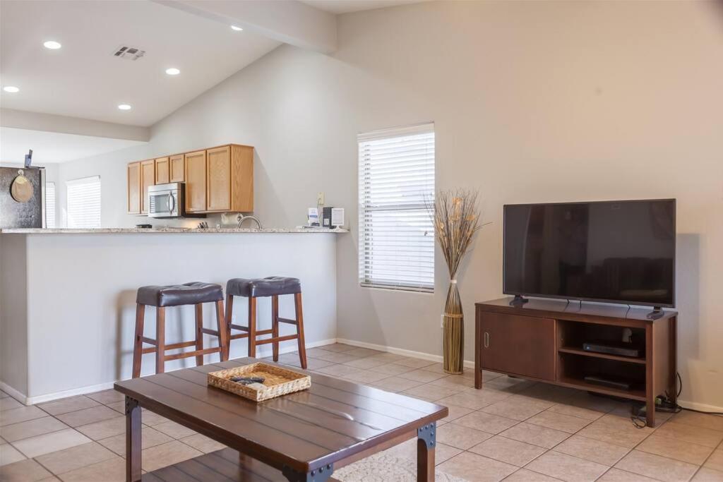 Cozy House Near Stadium With Pool Heater, Bbq Holiday home Avondale